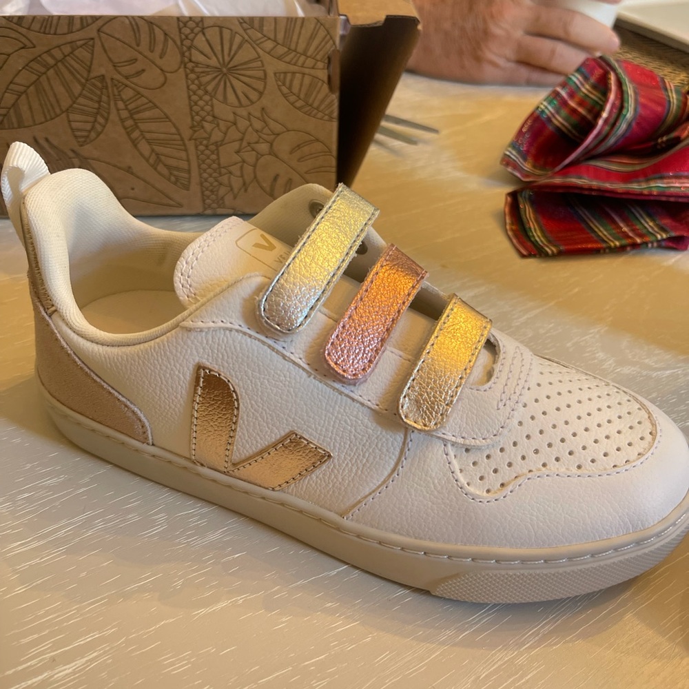 Kids Vejas size EU 35/US 4